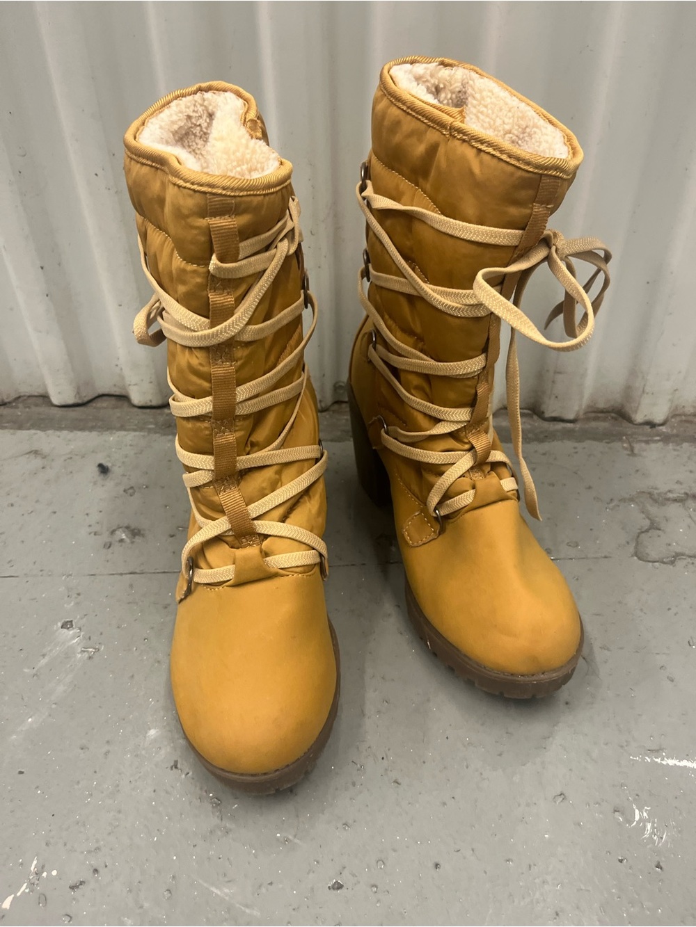 Vintage CA Collection by Carrini lace-up winter boots size 81/2